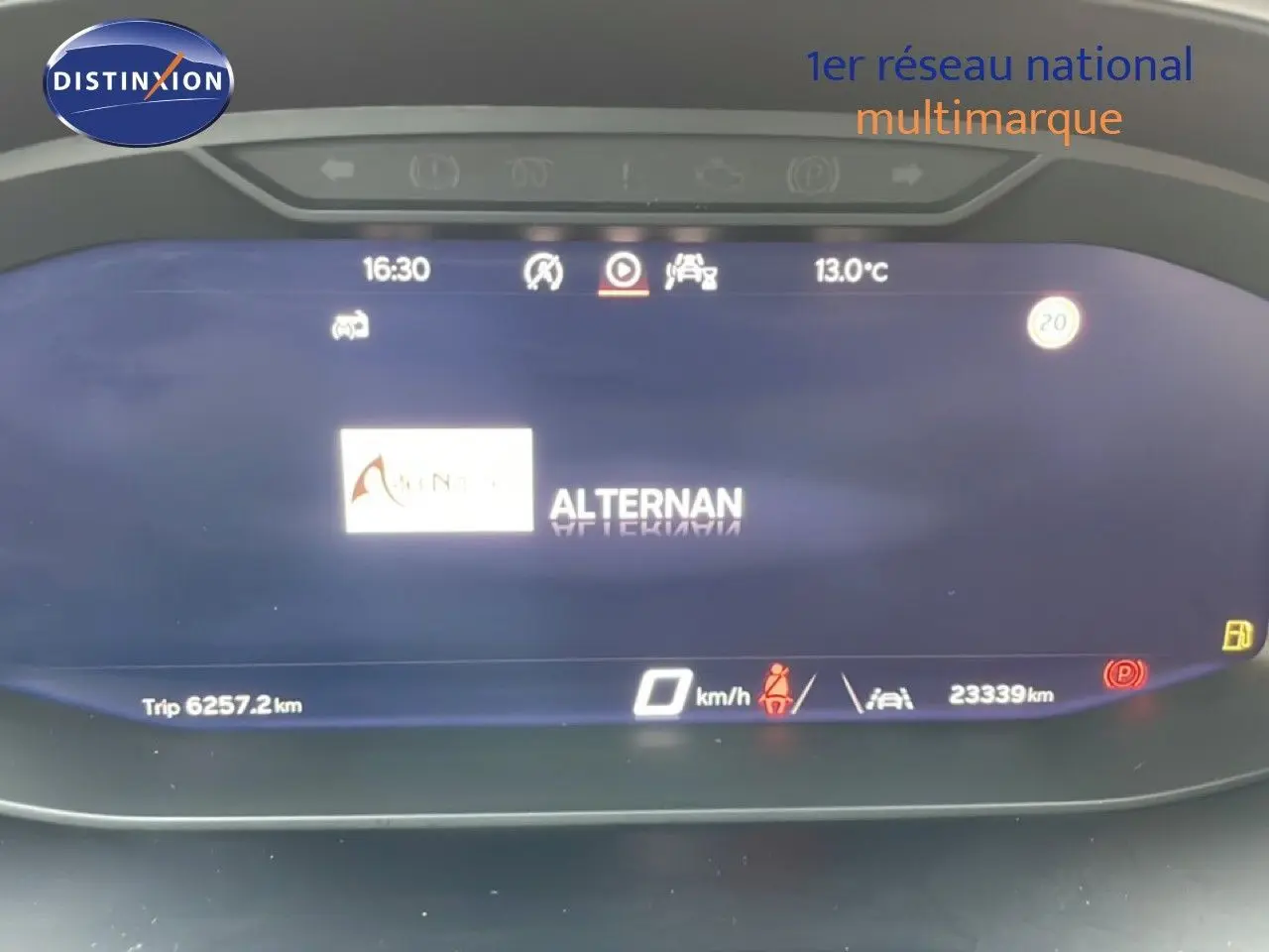 Affichage numérique du tableau de bord du SEAT Arona 2025, montrant la vitesse à 0 km/h et l'odomètre à 23 339 km.