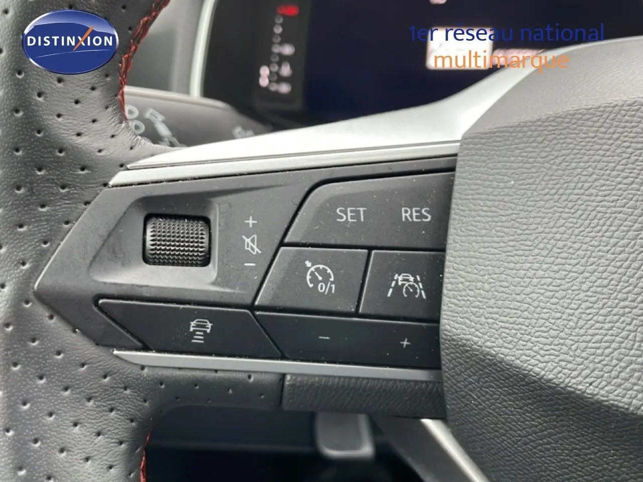 Gros plan sur les commandes au volant en cuir perforé de la SEAT Arona 2025, version FR Special Edition.