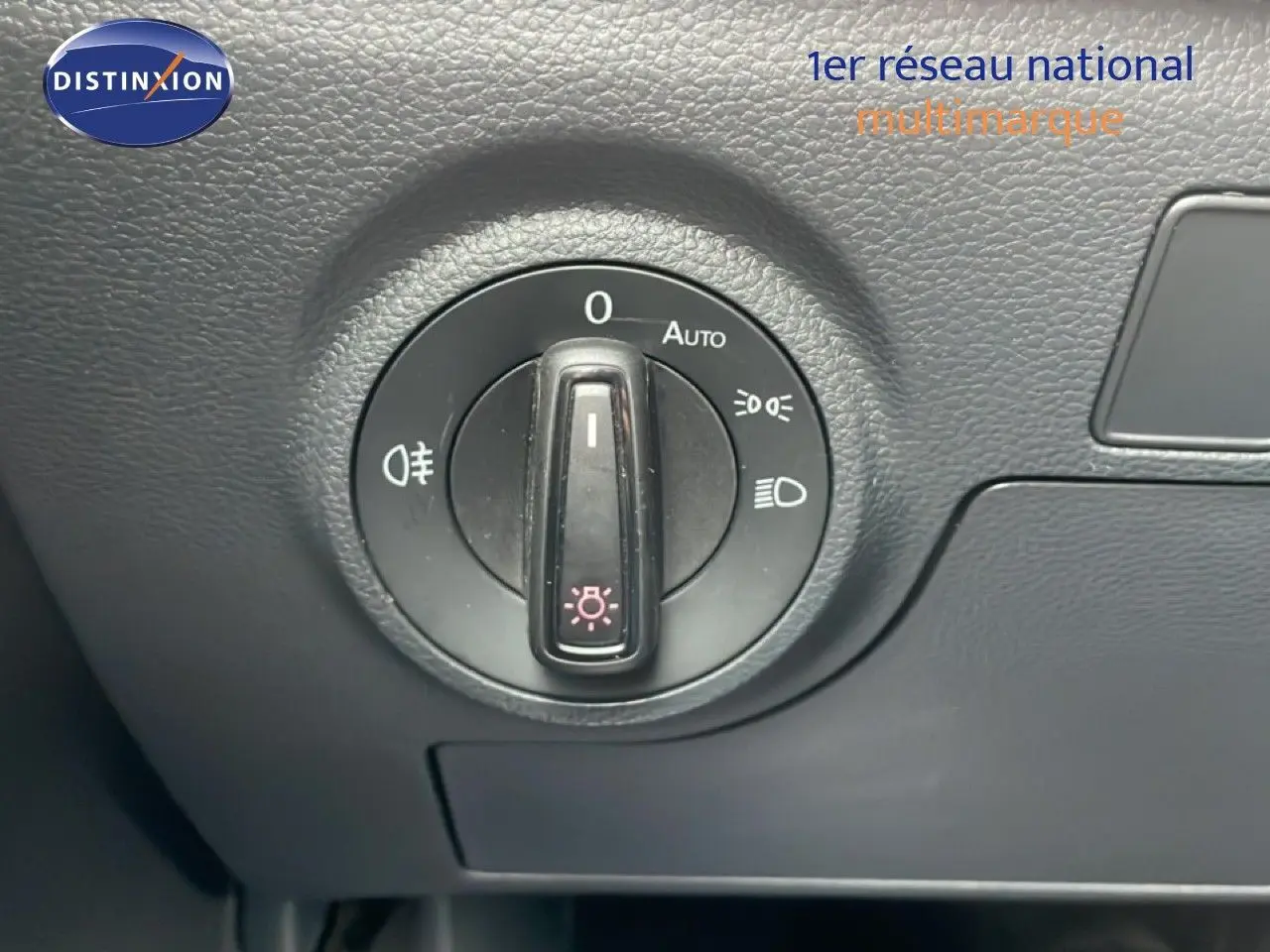 Gros plan sur la molette de commande des phares dans l’habitacle noir du SEAT Arona 2025.