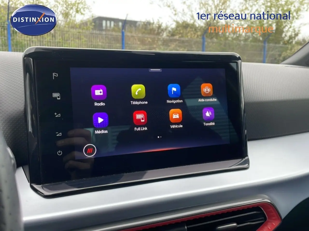 Écran tactile central de la SEAT Arona 2025 affichant les menus radio, téléphone, navigation et aide à la conduite.