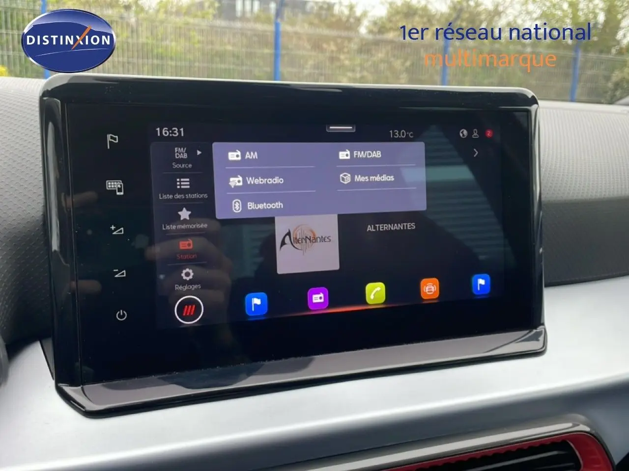 Écran tactile central de la SEAT Arona 2025 affichant les options radio et connectivité, dans un intérieur clair.