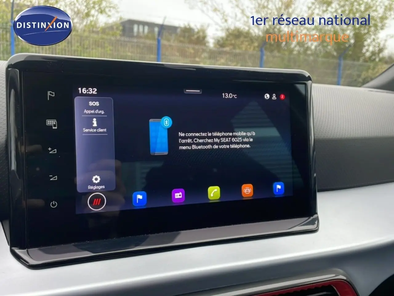Écran tactile central du tableau de bord du SEAT Arona 2025, affichant les options de connectivité Bluetooth.