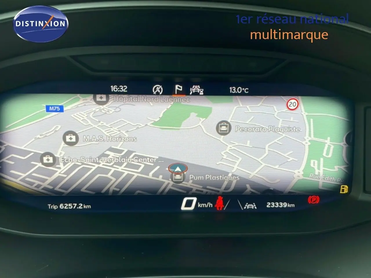 Affichage numérique du tableau de bord du SEAT Arona 2025 montrant la navigation et les informations de conduite.