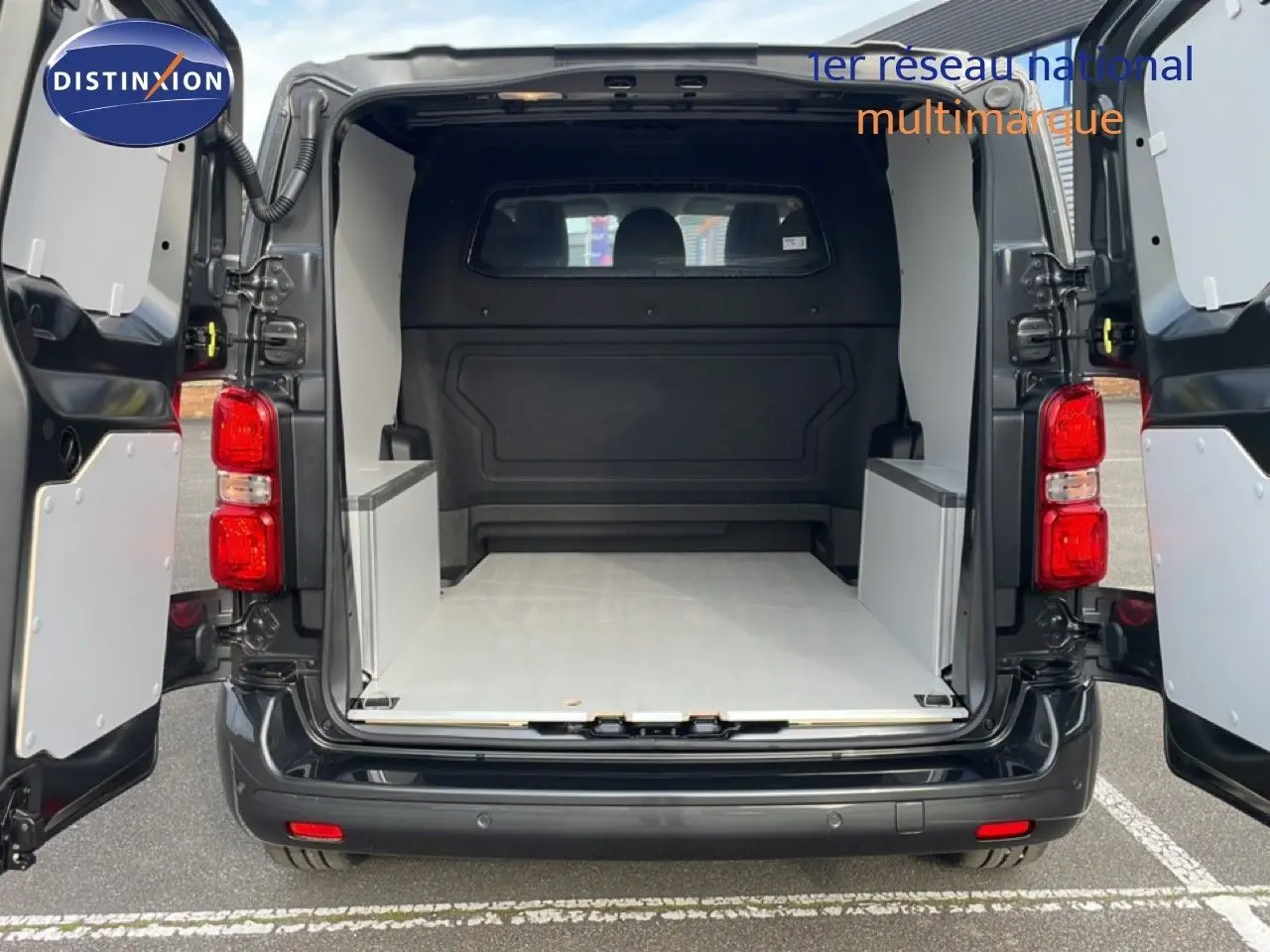Vue arrière du Citroën Jumpy Cabine Approfondie gris titane, portes ouvertes montrant l'espace de chargement vide.