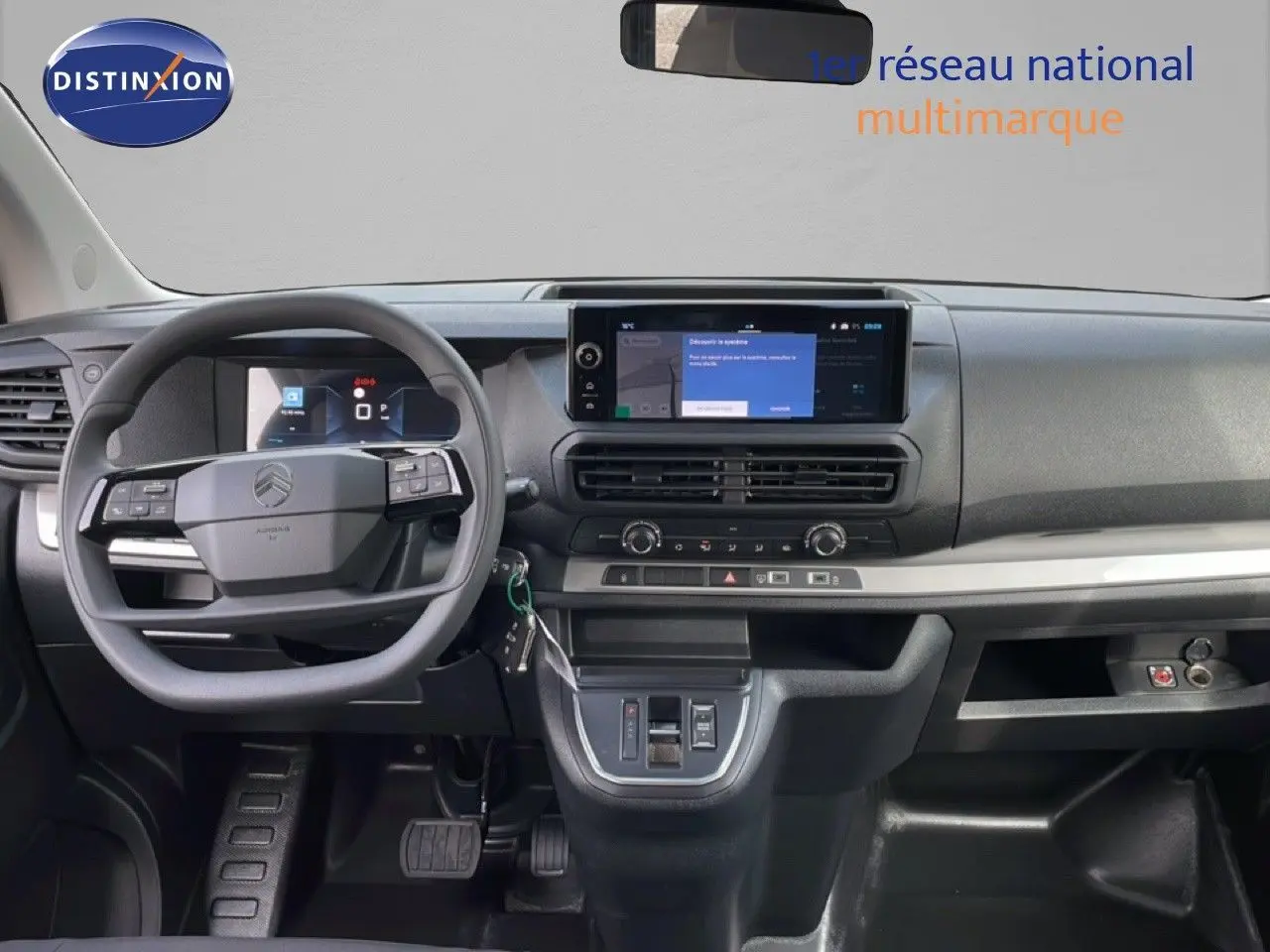 Vue intérieure avant du Citroën Jumpy cabine approfondie 2026, tableau de bord noir avec écran tactile central.