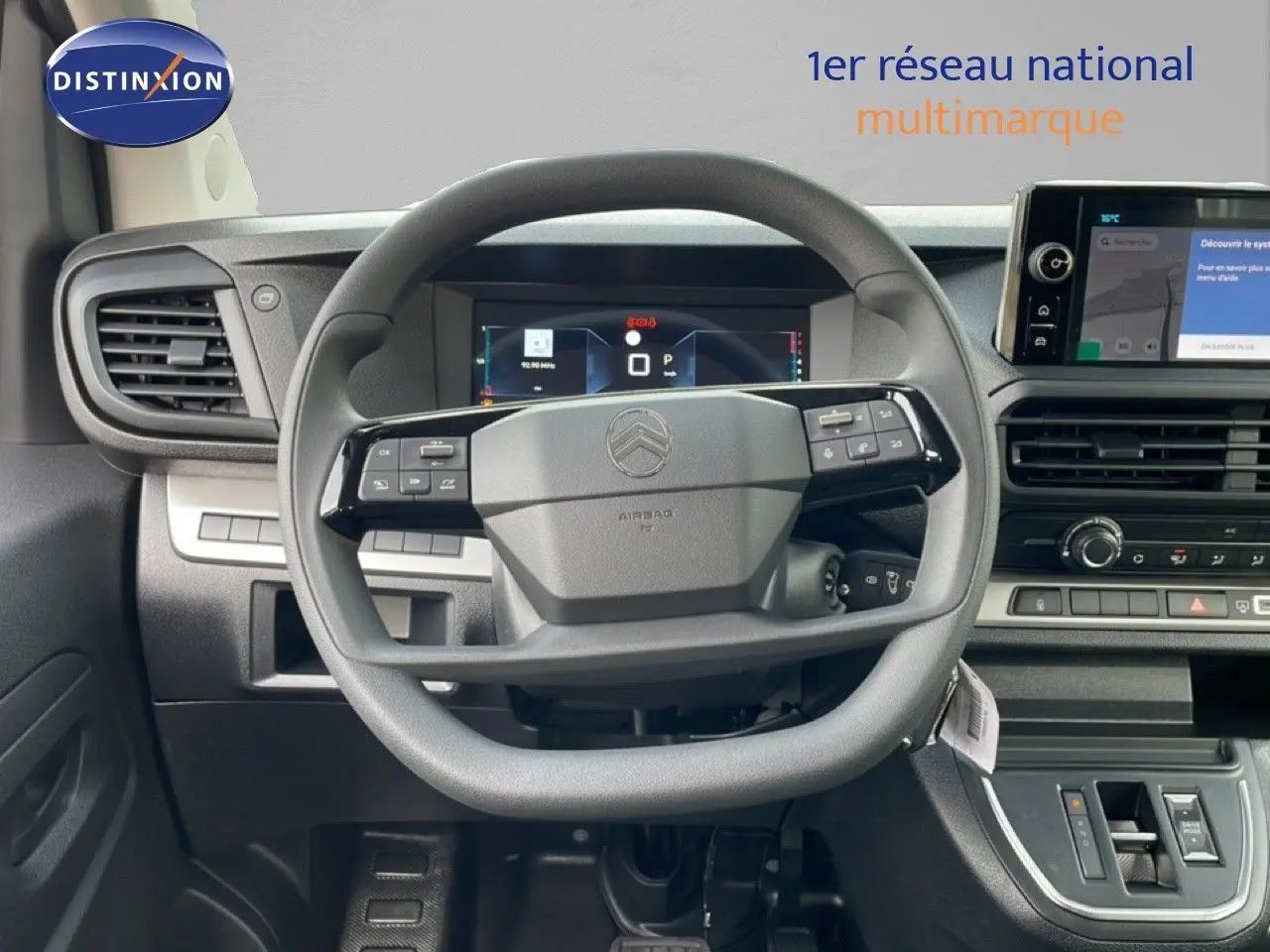 Vue intérieure centrée sur le volant multifonction et le tableau de bord numérique du Citroën Jumpy gris titane.