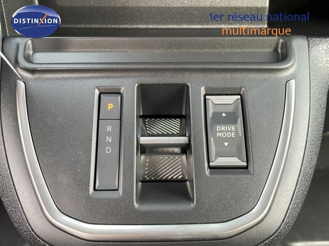 Gros plan sur la commande de boîte automatique et le sélecteur Drive Mode du Citroën Jumpy Cabine Approfondie gris titane.