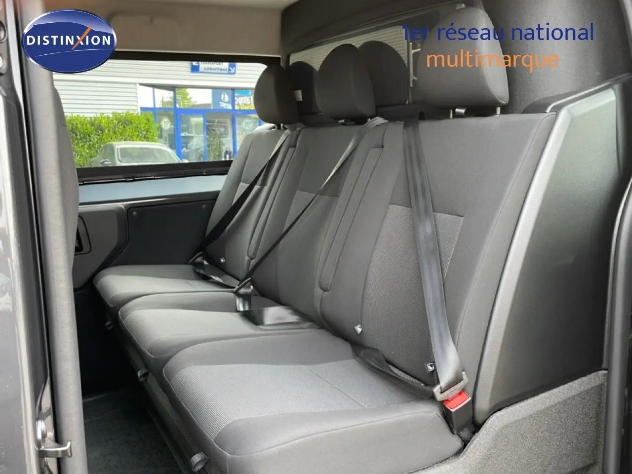 Vue latérale intérieure montrant la banquette arrière grise du Citroën Jumpy Cabine Approfondie M 2.2 Diesel 180ch 2026.