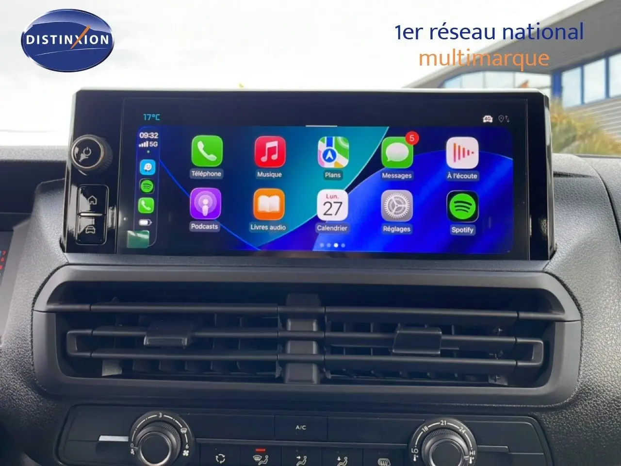 Vue rapprochée de l’écran tactile intérieur du Citroën Jumpy Cabine Approfondie gris titane, affichant l’interface multimédia.