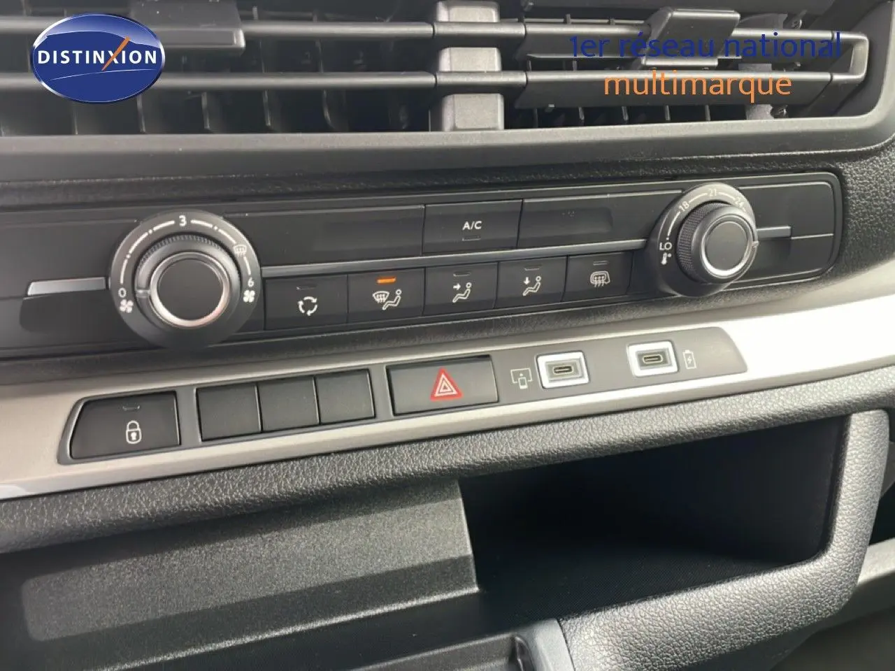 Vue rapprochée de la console centrale du Citroën Jumpy Cabine Approfondie 2026, avec commandes climatisation et ports USB.