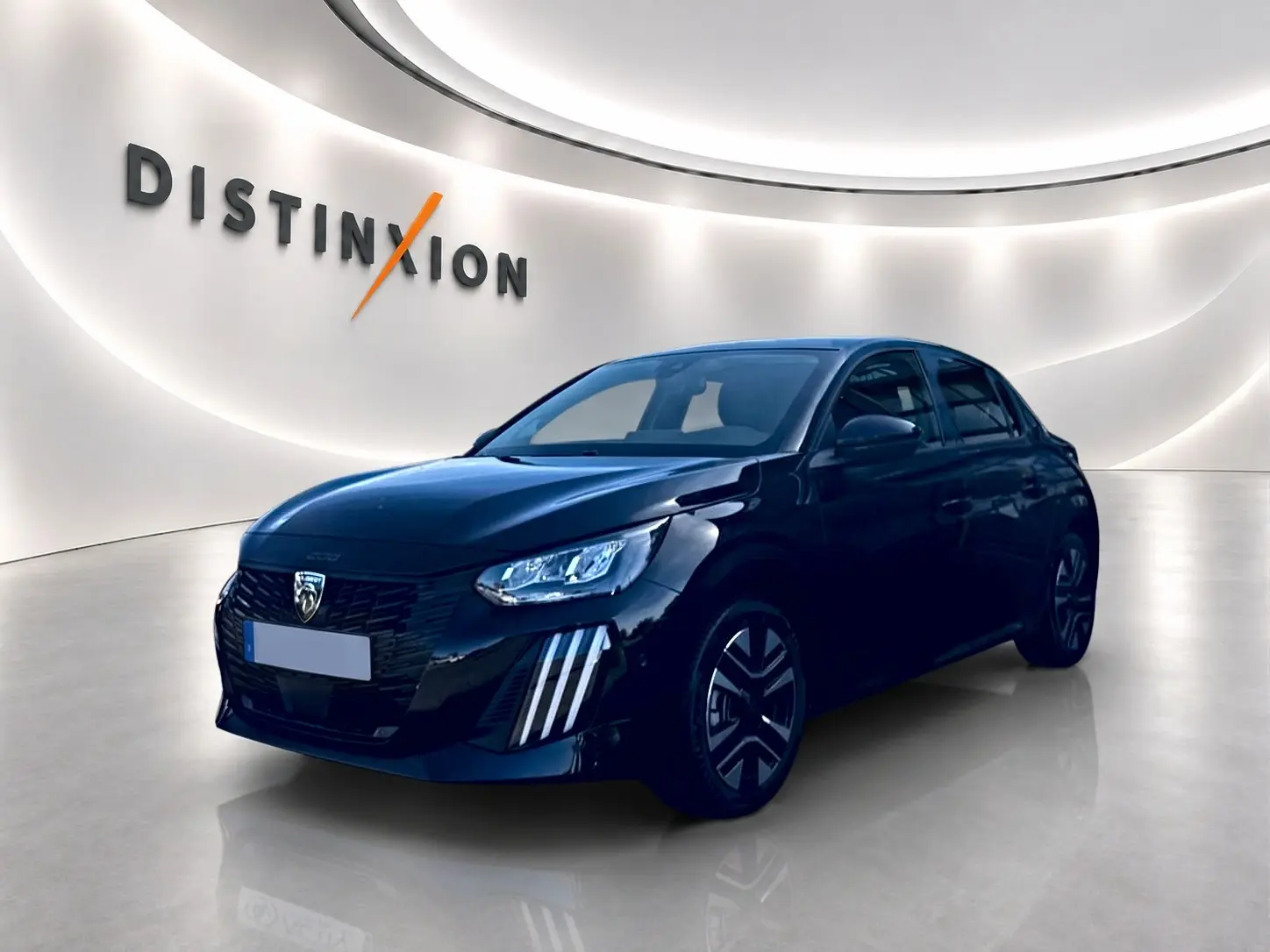 Peugeot 208 noire vue en 3/4 avant droit dans un showroom lumineux avec logo Distinxion en arrière-plan.