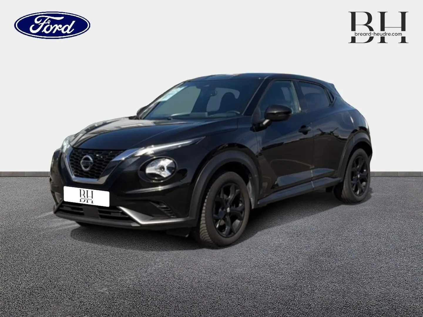 Nissan Juke noir métallisé vu en 3/4 avant droit, avec jantes noires et signature lumineuse distinctive.