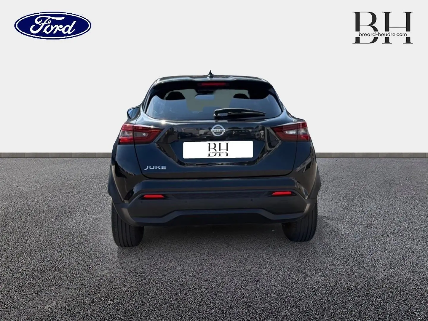 Vue arrière d'un Nissan Juke noir métallisé 2020 avec feux arrière LED et logo Nissan visible.