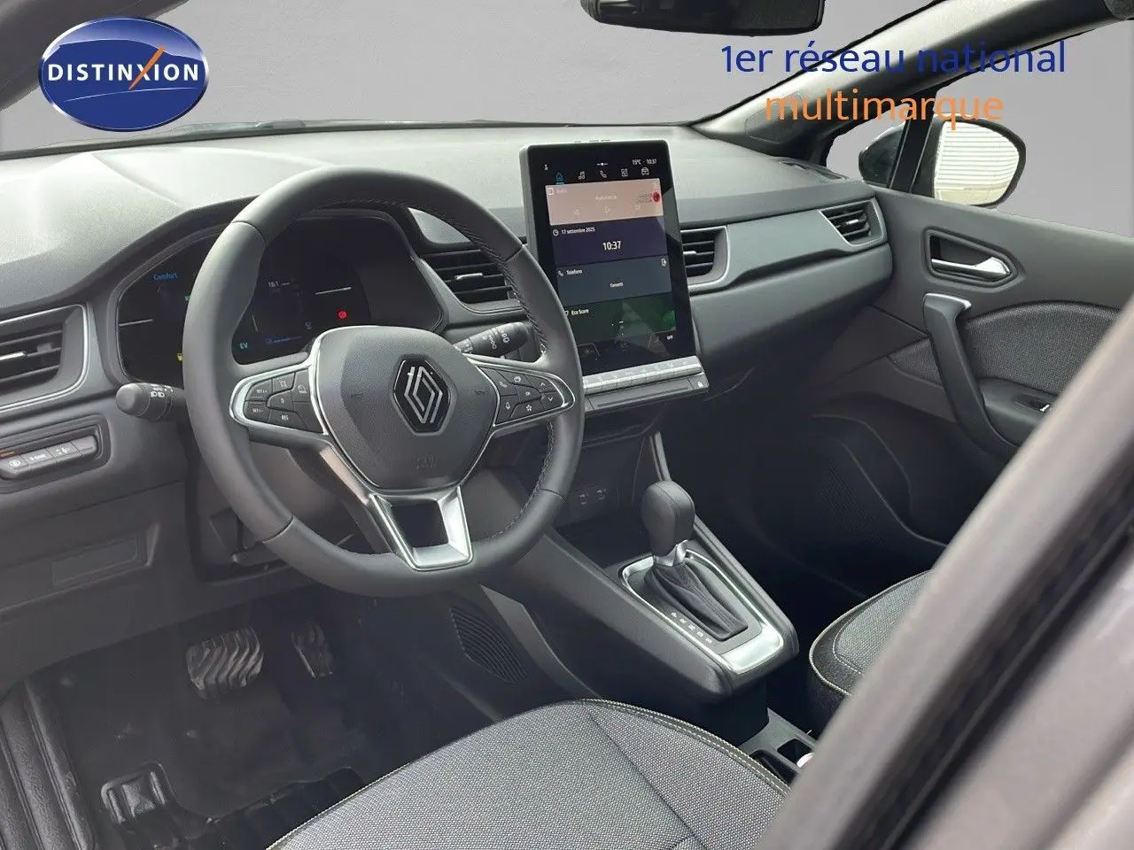 Intérieur du Renault Captur 2025 hybride, vue côté conducteur, avec écran tactile vertical et volant multifonction noir.
