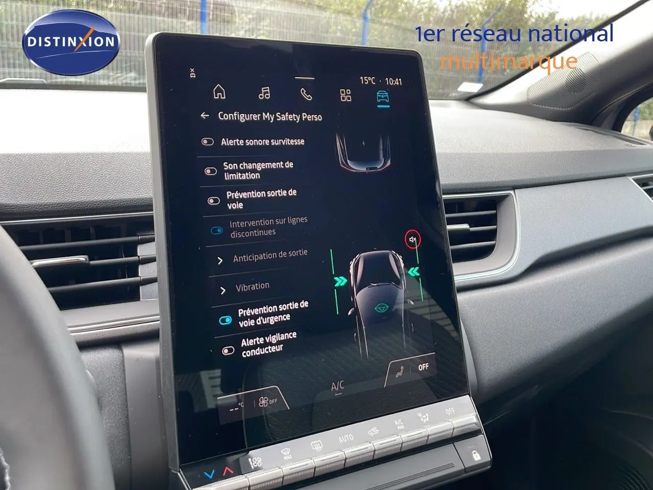 Vue intérieure du tableau de bord du Renault Captur 2025 avec écran tactile central affichant les aides à la conduite.