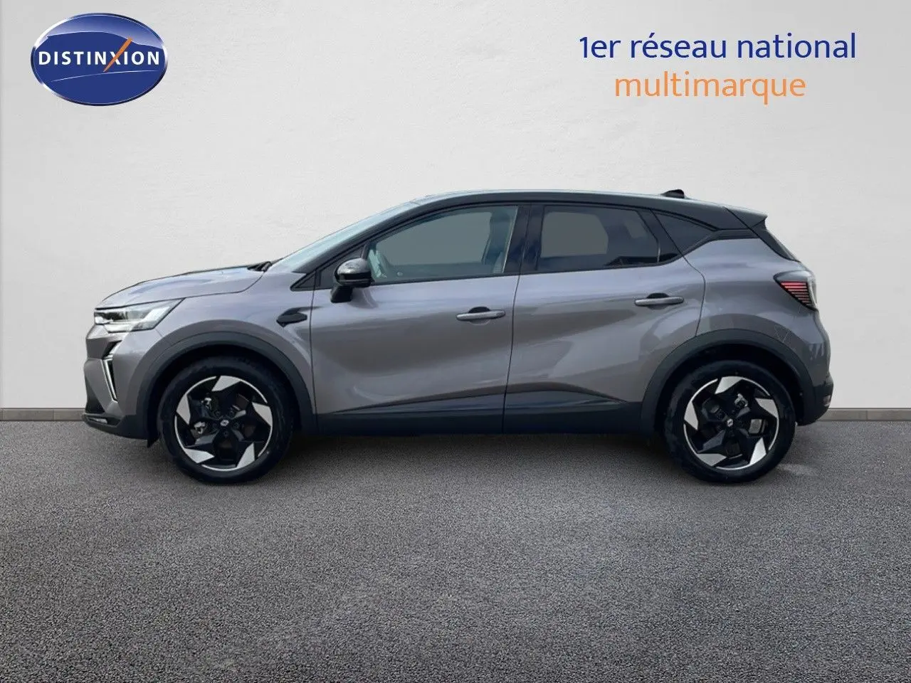 Profil côté gauche du Renault Captur 1.6 E-TECH hybride gris cassiopée avec toit noir, roues alliage bicolores.