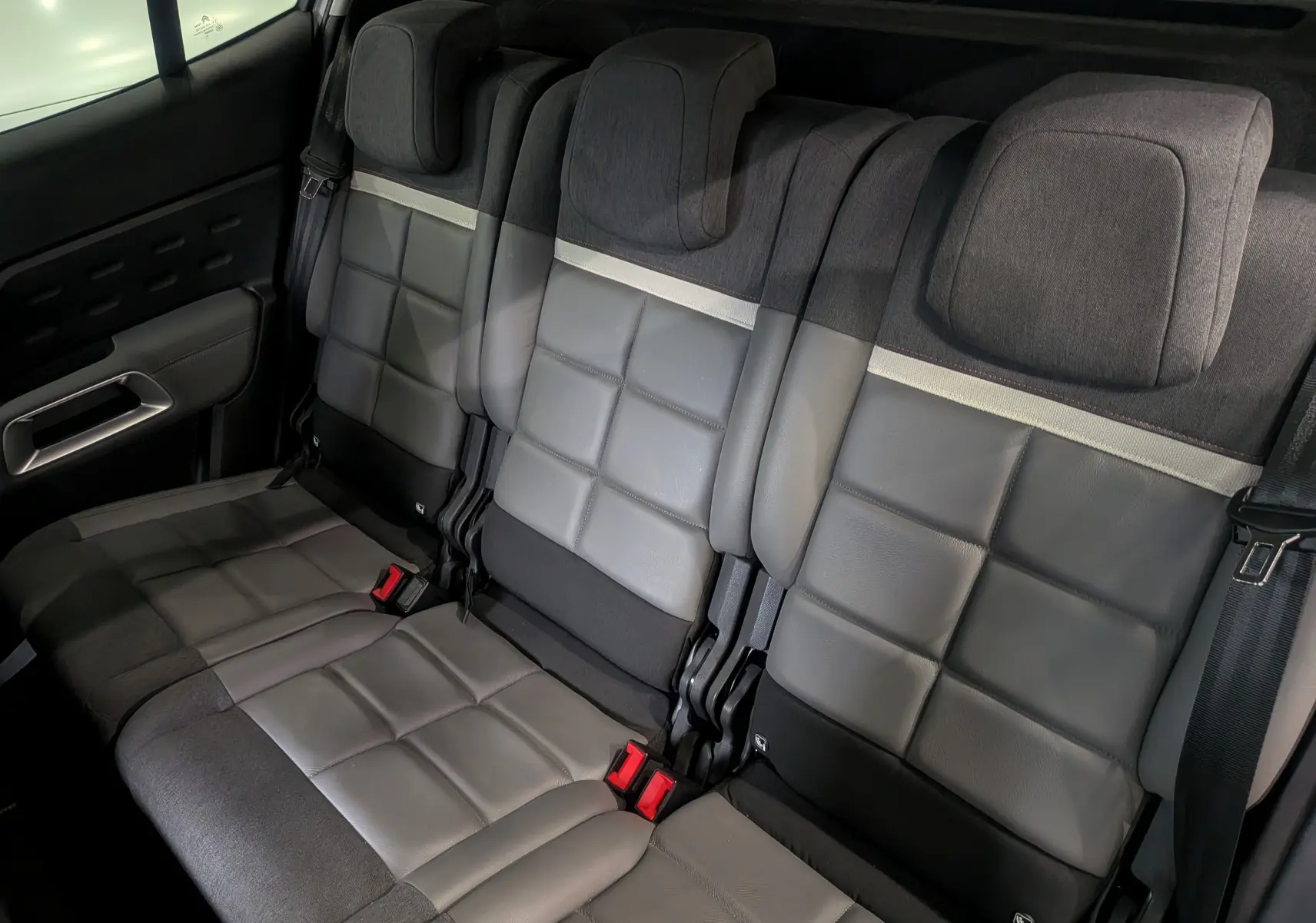 Vue rapprochée des sièges arrière en cuir et tissu gris du Citroën C5 Aircross hybride rechargeable 2021.