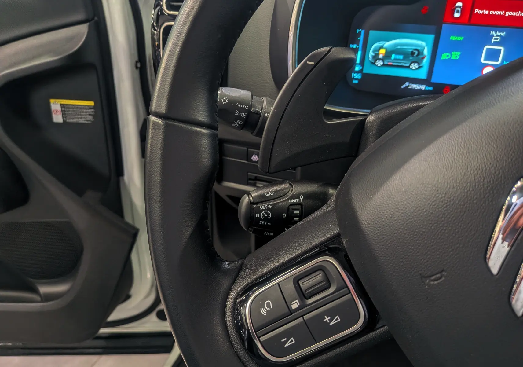 Vue rapprochée du volant et tableau de bord numérique du Citroën C5 Aircross blanc glacier hybride rechargeable 2021.