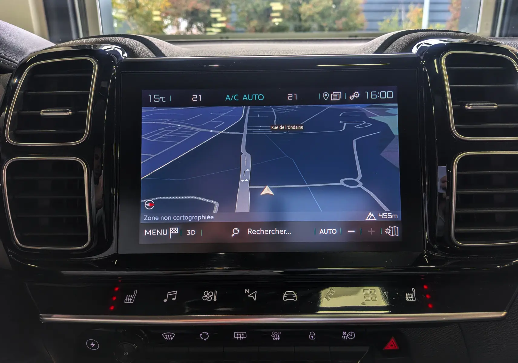 Écran central tactile avec navigation active dans l’habitacle du Citroën C5 Aircross blanc Glacier, vue de face.