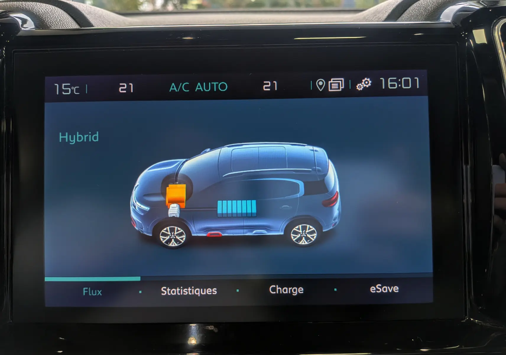 Écran intérieur affichant le schéma hybride du Citroën C5 Aircross blanc, vue latérale stylisée du véhicule.