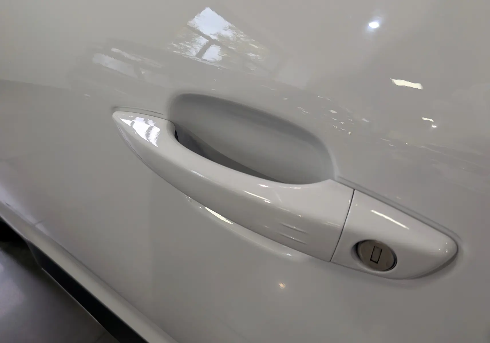 Poignée de porte blanche côté gauche du Citroën C5 Aircross hybride rechargeable 2021 finition Shine.