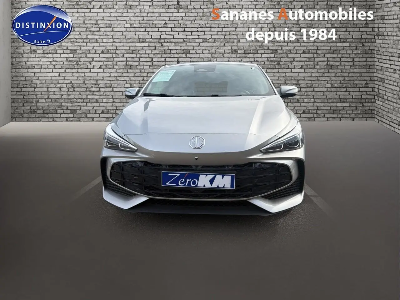 Vue avant d'une MG3 1.5 Hybrid+ 195 Luxury en Cosmic Silver avec calandre noire et phares effilés.