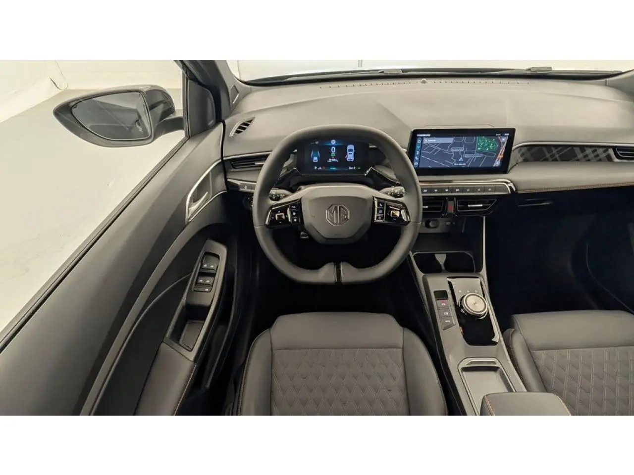 Vue intérieure frontale du tableau de bord et volant MG3 1.5 Hybrid+ 195 Luxury avec sellerie noire et écran tactile central.
