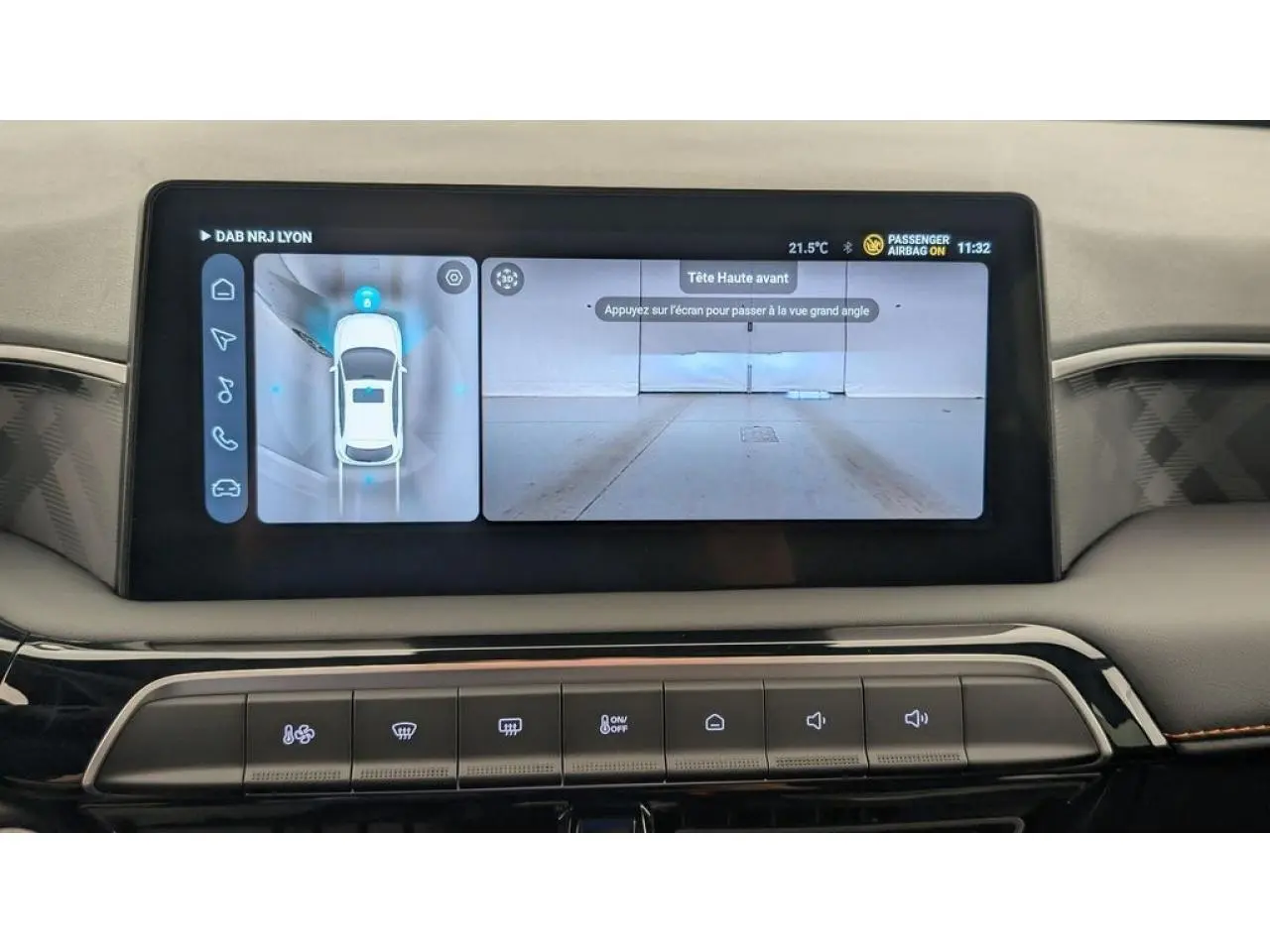 Écran central tactile de 10,25 pouces montrant la caméra 360° dans l’habitacle du MG3 Cosmic Silver.