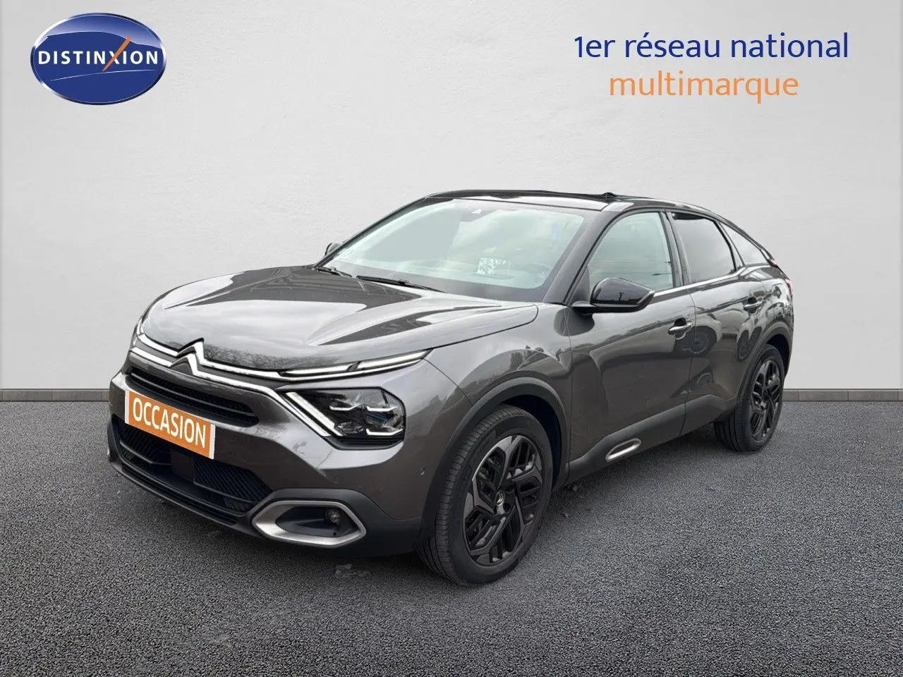 Citroën C4 PureTech 130ch gris avec toit noir, vue 3/4 avant mettant en valeur ses jantes noires et toit ouvrant.