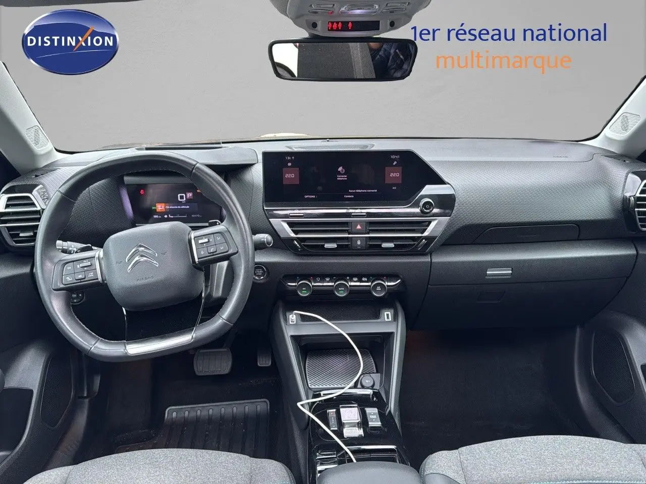 Vue intérieure avant du tableau de bord de la Citroën C4 2021 avec volant multifonction et écran tactile central.