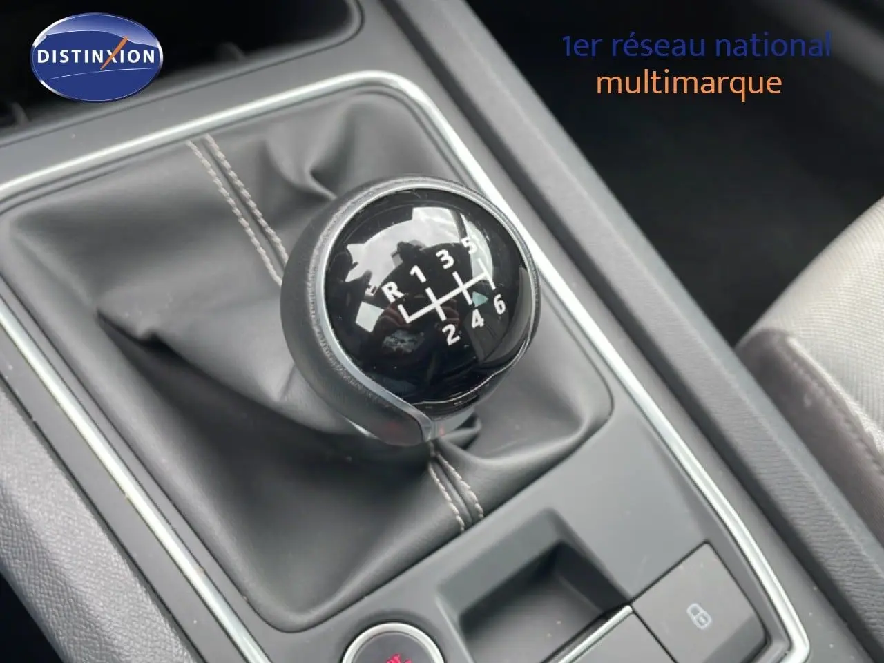 Gros plan sur le levier de vitesses manuel noir de la SEAT LEON ST 2.0 TDI 115CH STYLE XL, intérieur gris.