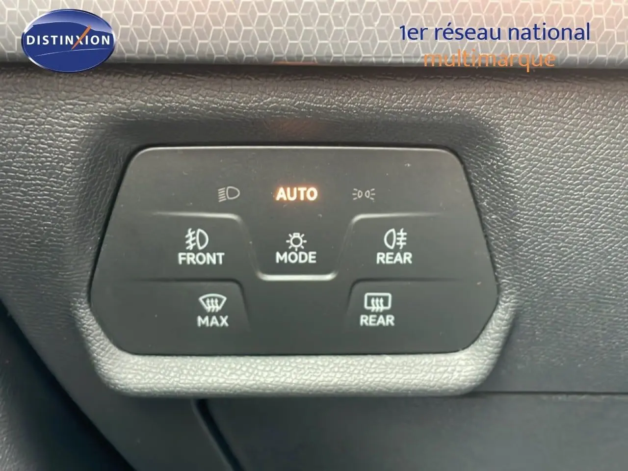 Panneau de commandes d’éclairage et désembuage intérieur noir du SEAT LEON ST 2025, vue rapprochée.