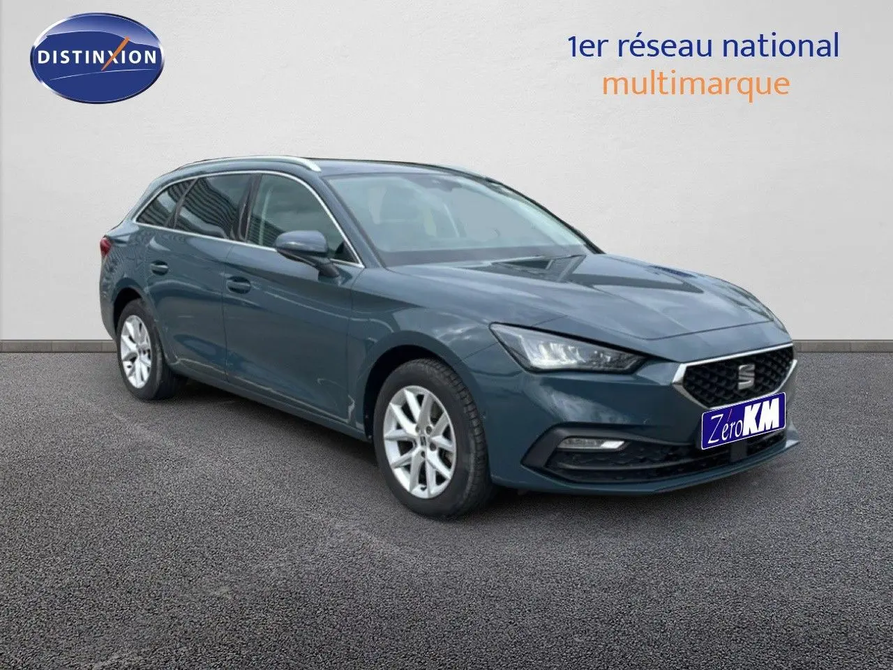 SEAT LEON ST gris magnétique métal en 3/4 avant droit, break diesel 2025 avec jantes alliage et calandre noire.