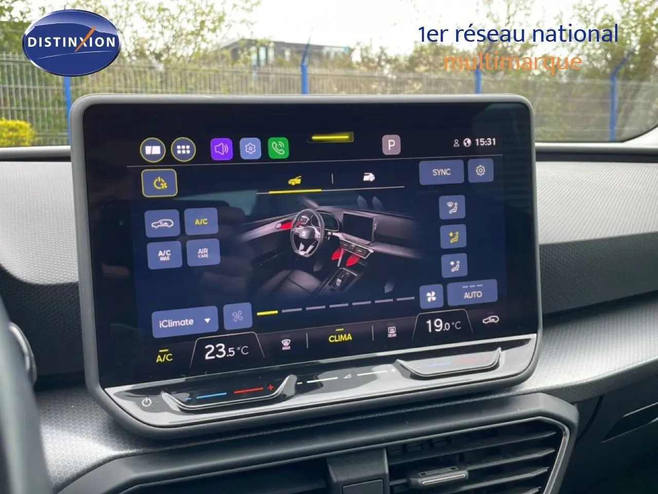 Écran tactile central affichant les réglages de climatisation du SEAT LEON ST 2025, intérieur noir moderne.