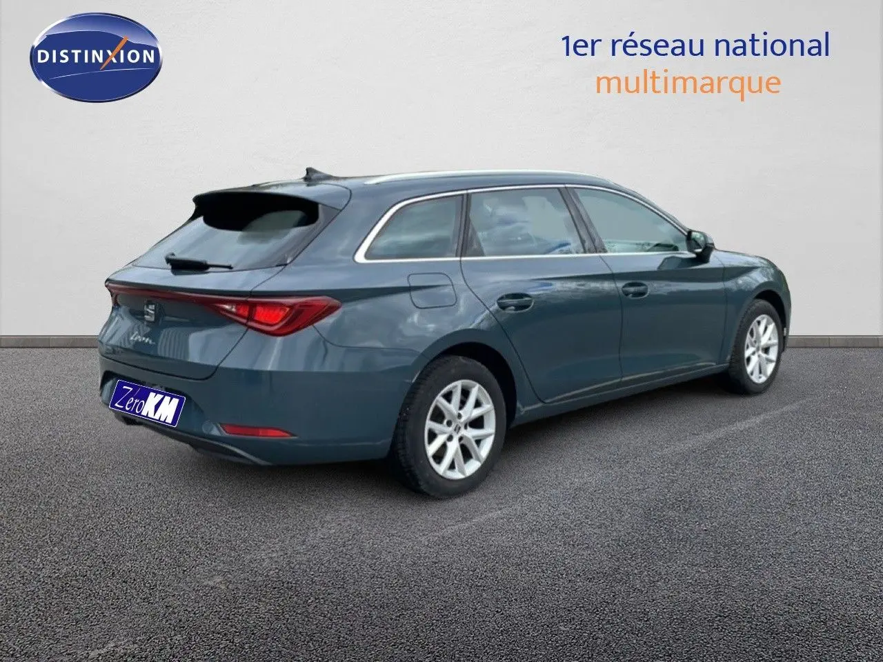 SEAT Leon ST gris magnétique métal vue 3/4 arrière droit, break diesel avec jantes alliage et feux LED.