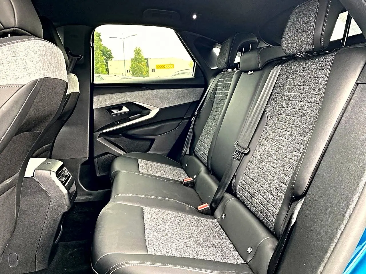 Vue intérieure côté droit sur la banquette arrière gris anthracite et tissu du Peugeot 3008 Bleu Obsession 2025.