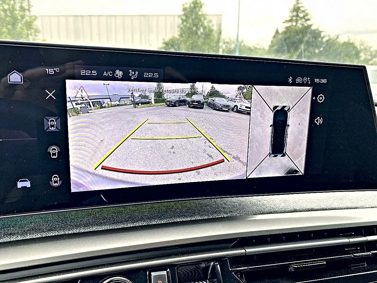 Écran tactile intérieur du Peugeot 3008 bleu obsession montrant la caméra de recul et vue panoramique 360° en stationnement.