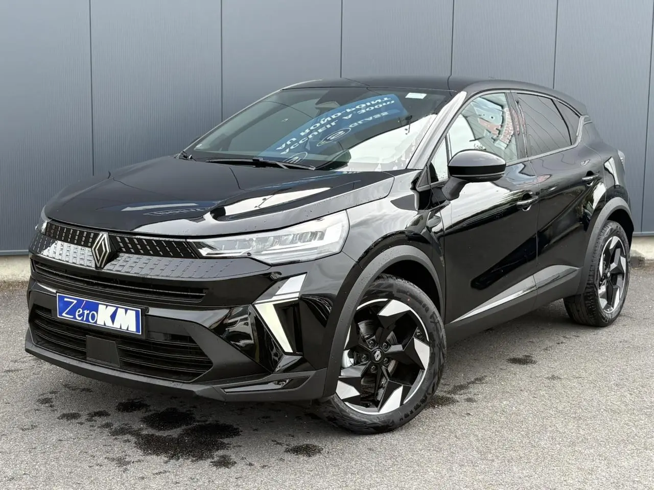 Renault Captur Noir Étoile en 3/4 avant droit, avec jantes aluminium 18" et calandre distinctive noire.