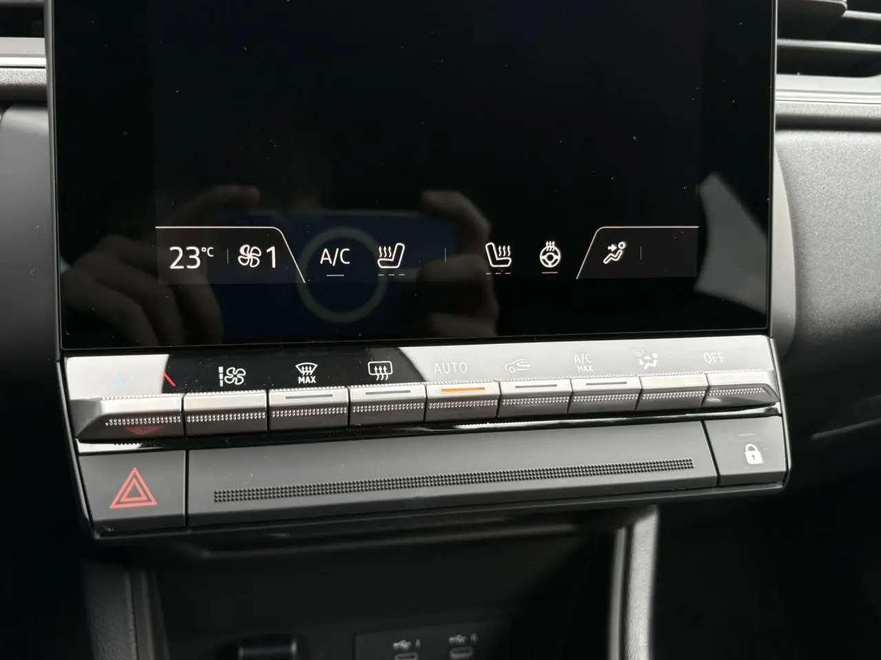 Détail de la console centrale du Renault Captur 2025 avec écran tactile et commandes de climatisation.
