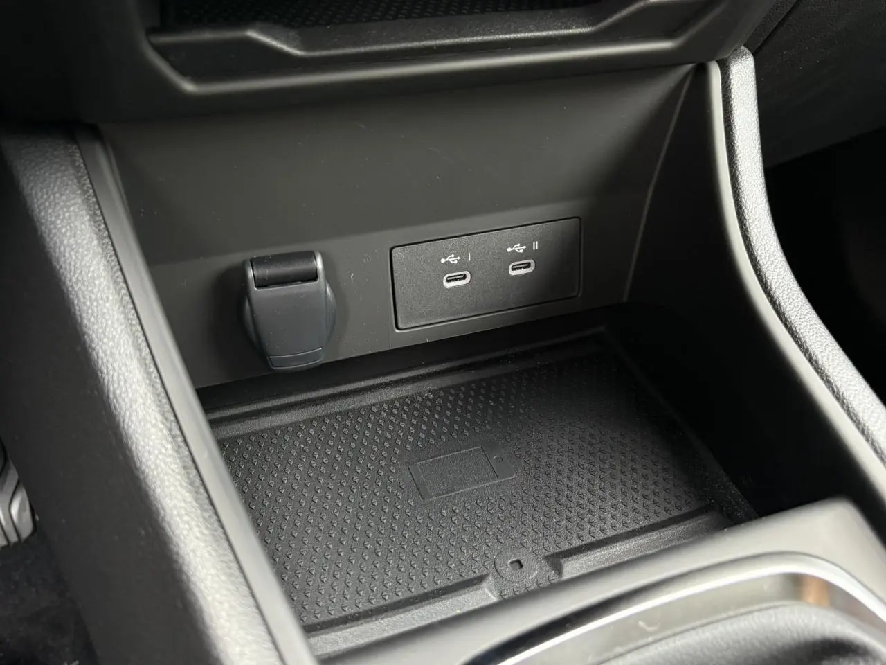 Gros plan sur la console centrale noire du Renault Captur 2025 avec double port USB-C et prise 12V.