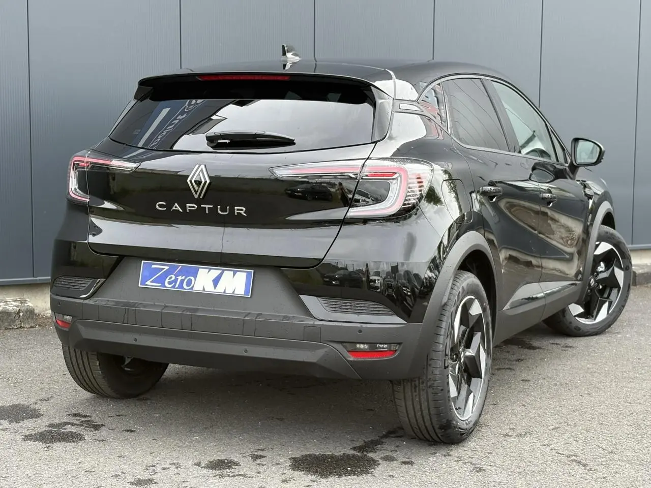 Vue 3/4 arrière droite du Renault Captur noir étoilé avec feux LED et jantes aluminium 18 pouces Black Hole.