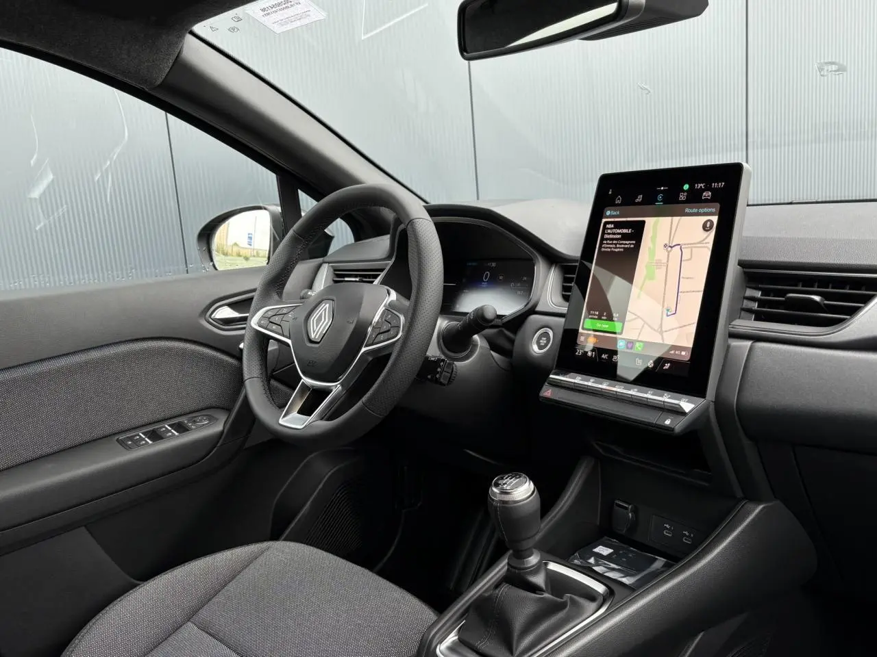 Intérieur côté conducteur du Renault Captur 2025 noir étoile, volant multifonction et écran tactile vertical Open R-Link 10 pouces.