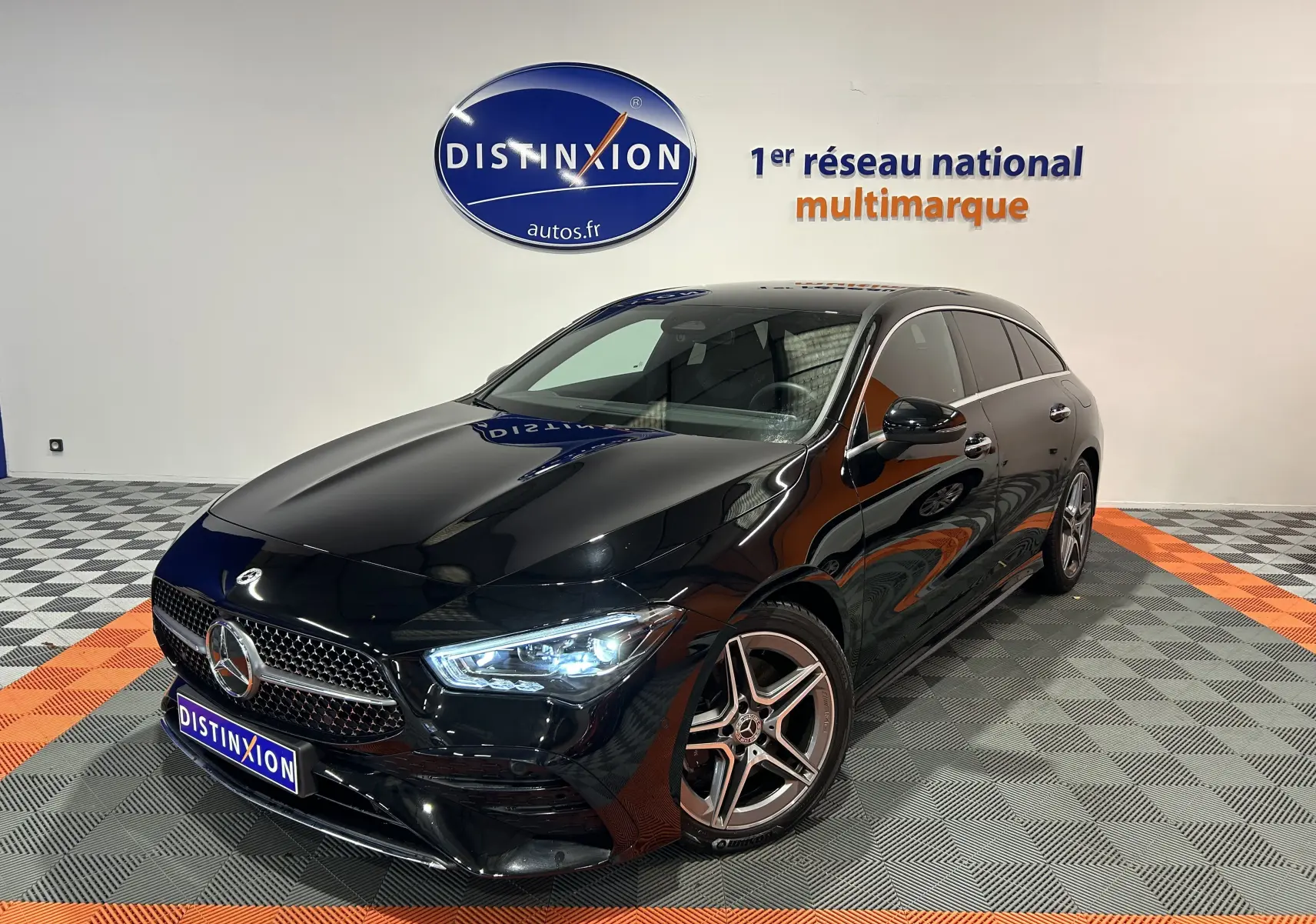 Mercedes Classe CLA Shooting Brake II 200D AMG noir métallisé vue 3/4 avant avec jantes AMG et phares LED allumés