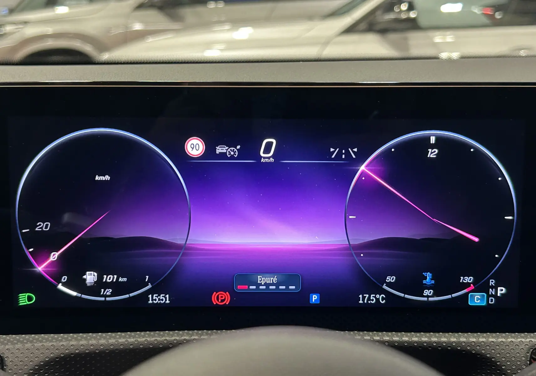 Tableau de bord numérique violet de la Mercedes Classe CLA Shooting Brake II 200D AMG, affichage vitesse et température