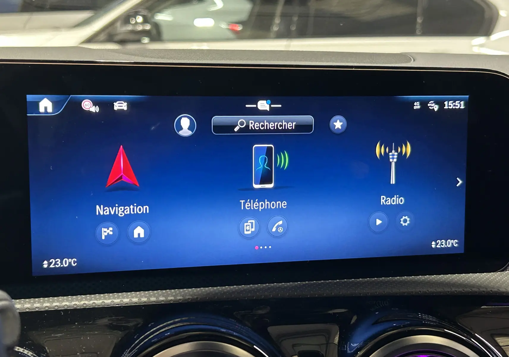 Écran tactile central de la Mercedes Classe CLA Shooting Brake II 200D AMG noir, affichant navigation, téléphone et radio.