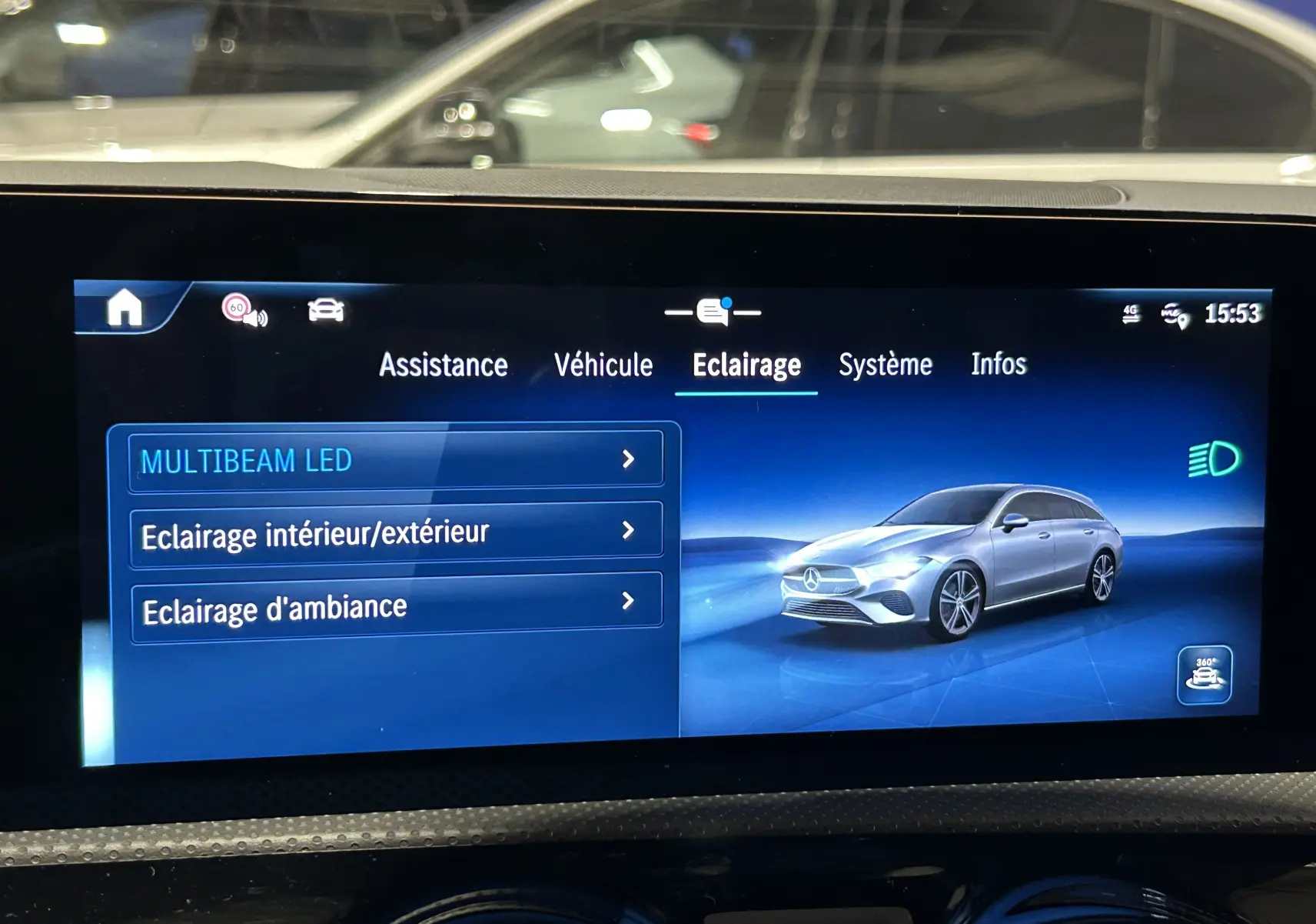 Écran multimédia montrant une Mercedes CLA Shooting Brake noire métallisée en vue 3/4 avant droite.