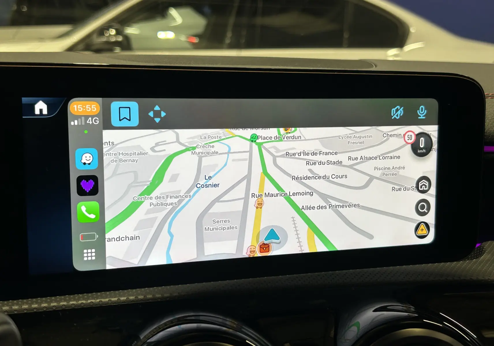Écran central tactile du Mercedes Classe CLA Shooting Brake noir, affichant la navigation GPS avec carte détaillée en intérieur.
