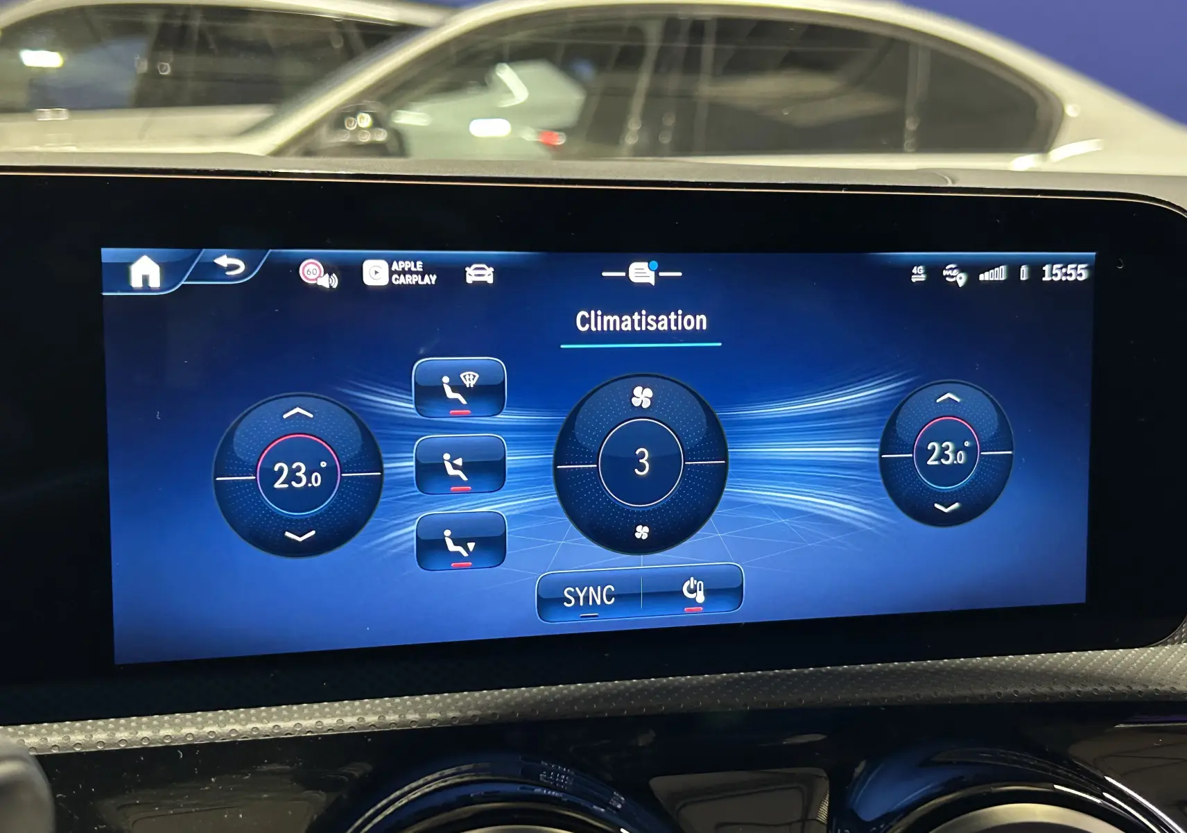 Écran tactile de climatisation affichant 23°C à gauche et droite dans une Mercedes CLA Shooting Brake noire.