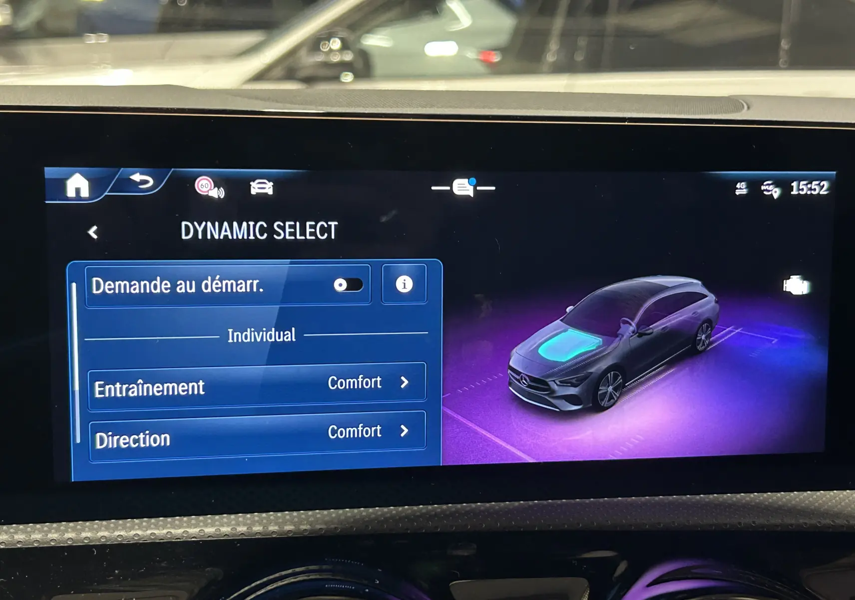 Écran tactile montrant la configuration Dynamic Select avec une vue 3/4 avant d'une Mercedes CLA Shooting Brake noire métallisée.