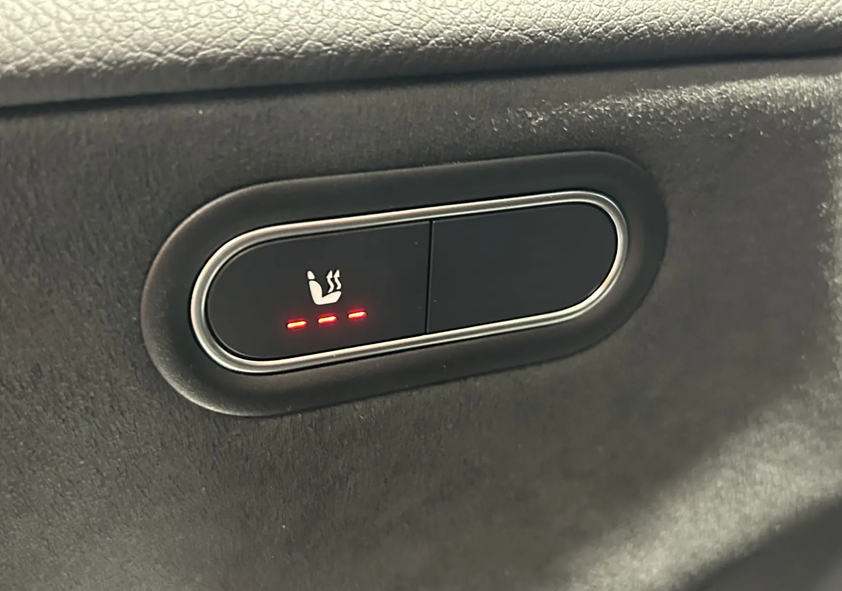Bouton de chauffage de siège activé sur panneau intérieur noir d'une Mercedes CLA Shooting Brake 2024.
